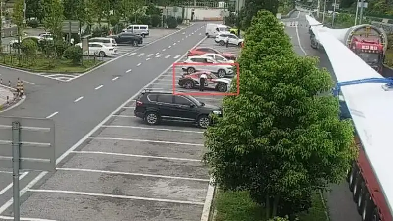 17岁女孩搭顺风车在高速被司机独留车内遭暴晒，开门未果情绪崩溃
