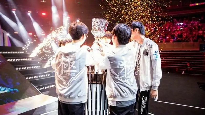 拳头剥夺FPX S9冠军,过继G2,解散不被认可,仅剩IG和EDG