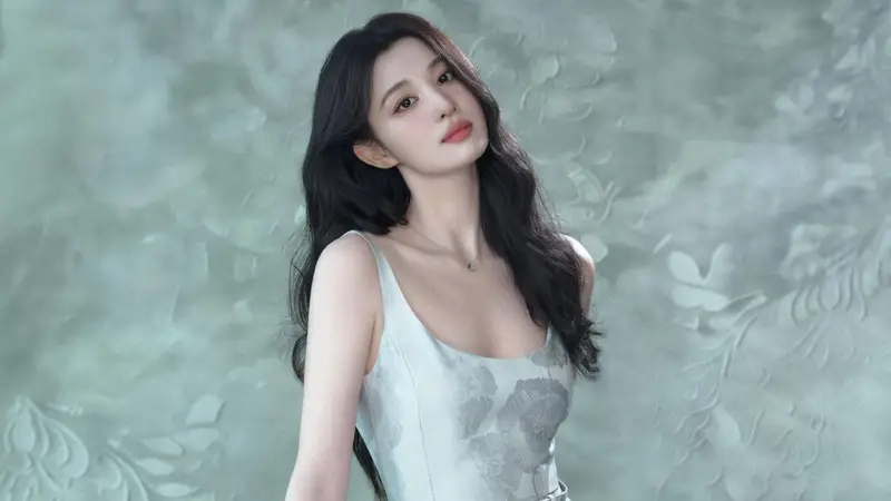 王楚然穿浅灰提花吊带长裙 卷发造型温婉动人复古优雅
