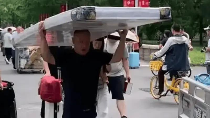 北大报到日校园满是扛床垫的爸,网友直呼:别说是扛床垫了,就是让我扛床去北大我都乐意