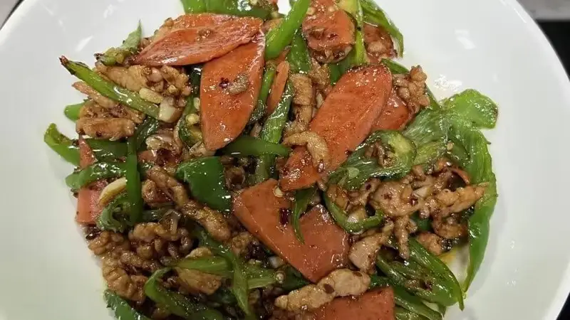 青椒火腿炒肉丝:一盘菜里的烟火与乡愁