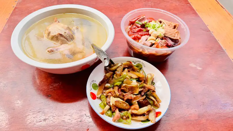 有事回村了，饭菜依旧自己动手