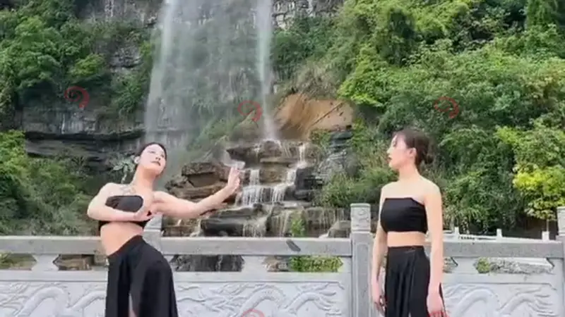 贵州：两名女子在瀑布下跳舞吸引眼球，游客：龙头好像在流口水
