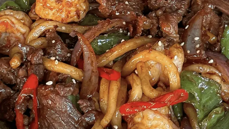香晕!辣炒牛肉虾仁乌冬面