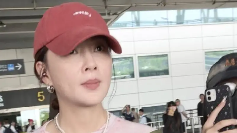 殷桃“秀背部肌肉”状态封神!网球裙穿出绝佳身材,少女氛围拉满