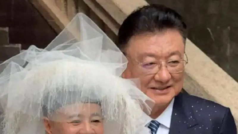 “金龟子”刘纯燕庆祝60岁生日 与丈夫王宁补拍婚纱照