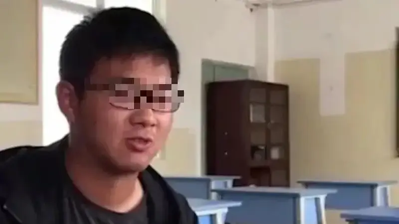 高考成绩显示“0分”,考生直接瘫坐在地,直到看见底部小字……