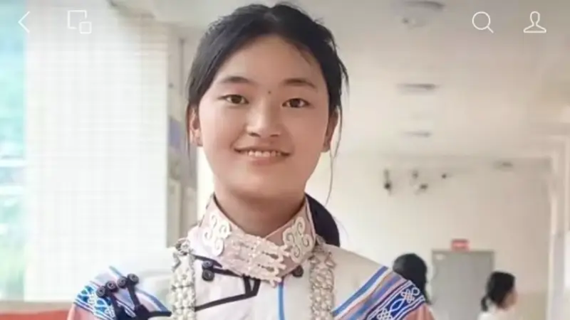 彝族姑娘查分后转头先喂猪,她心仪的大学回应了!
