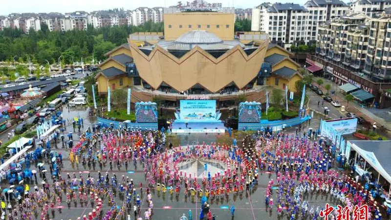 “万人同跳土家族摆手舞”在重庆石柱黄水正式启动
