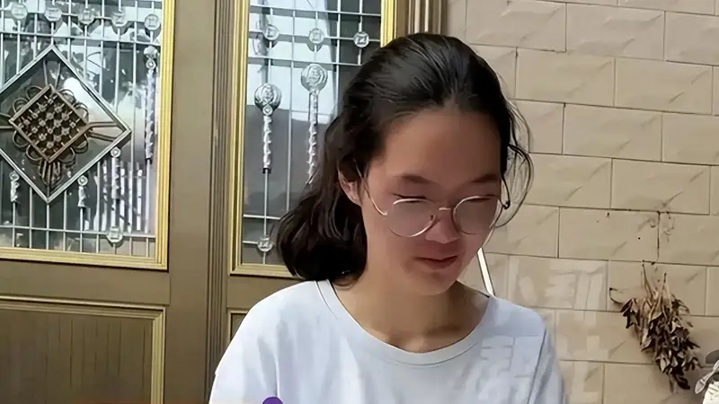残疾妈,务农的爸,699分河南女孩上央媒,走上和庞众望一样的路