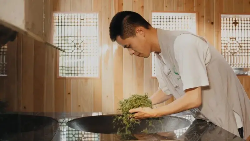 一锅茶,三代人:在铁锅与掌心之间,续写洪雅茶的非遗传奇
