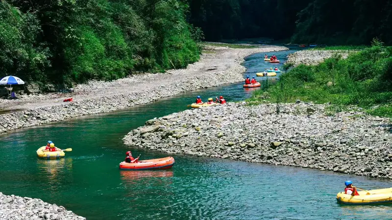 各大水上乐园迎客流高峰，“清凉+”点燃夏日经济