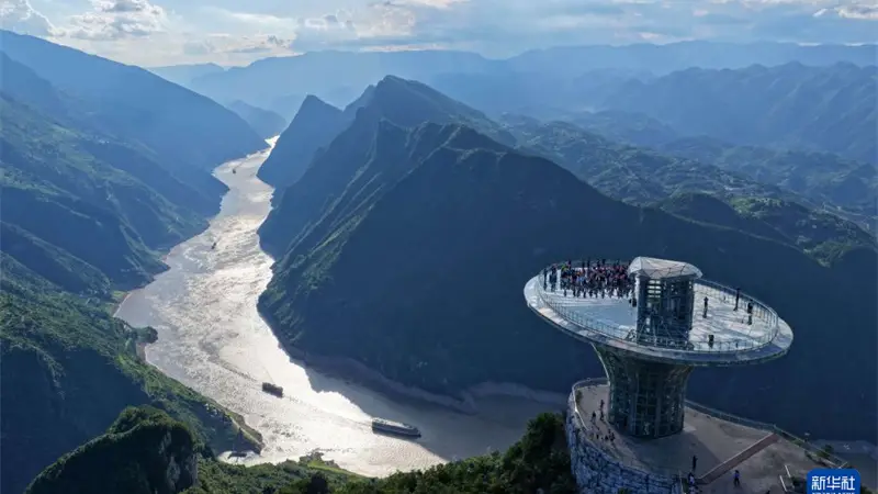 湖北巴东:金色三峡引游人