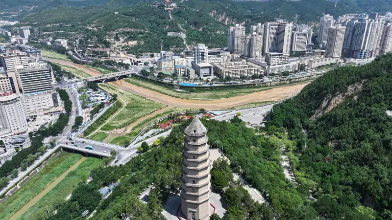 国际友人在革命圣地延安“重走斯诺路”