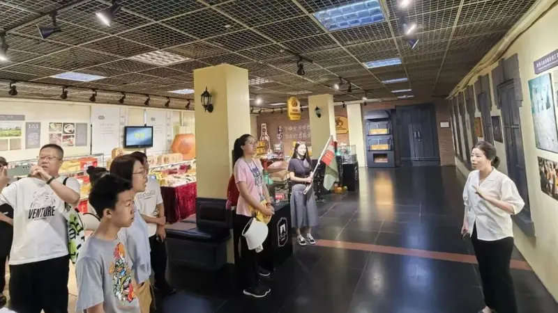 百年秋林免费工业游明日启动丨现场看大列巴制作,刚出炉管够尝