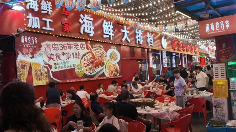 逛市场挑海鲜、街边即刻加工！海鲜大排档夏夜人气爆棚