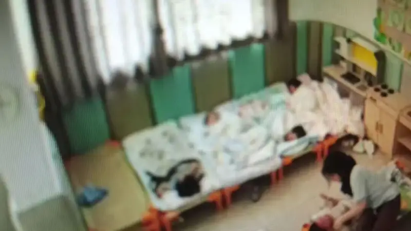 16月龄幼儿入托第一天遭老师虐待29分钟，警方介入；家长：“实习期”老师始终未露面