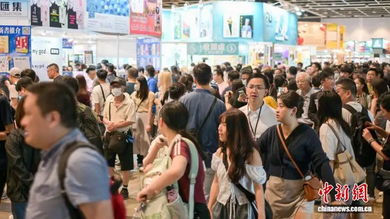 民众周末逛香港书展