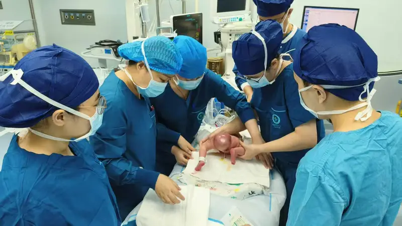 胎儿臀部长出巨型肿瘤，深圳一女婴出生即接受高难度手术