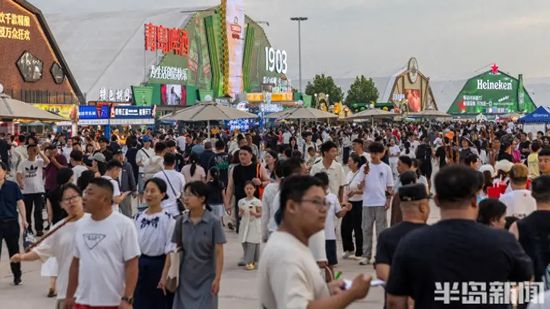 多彩啤酒城，周末人气旺
