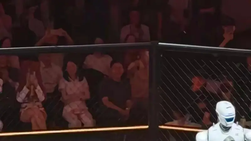 头掉了还能打!马斯克「围观」中国机器人格斗比赛:看笑了