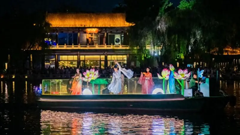 泉涌盛夏·画舫载梦 天下第一泉风景区“画舫演艺”惊艳回归