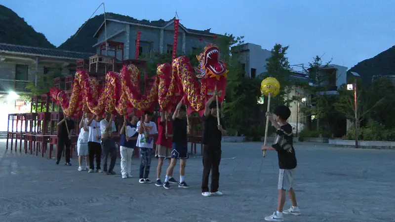 夜幕下的非遗课堂！普定县马官镇：老艺人育新人