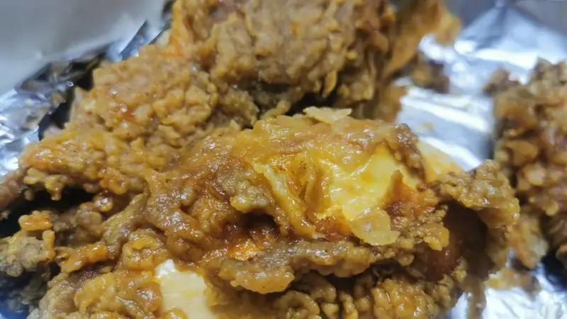 如何做出酥脆可口、软嫩多汁的香辣脆皮炸鸡?分享腌料及炸制流程详解
