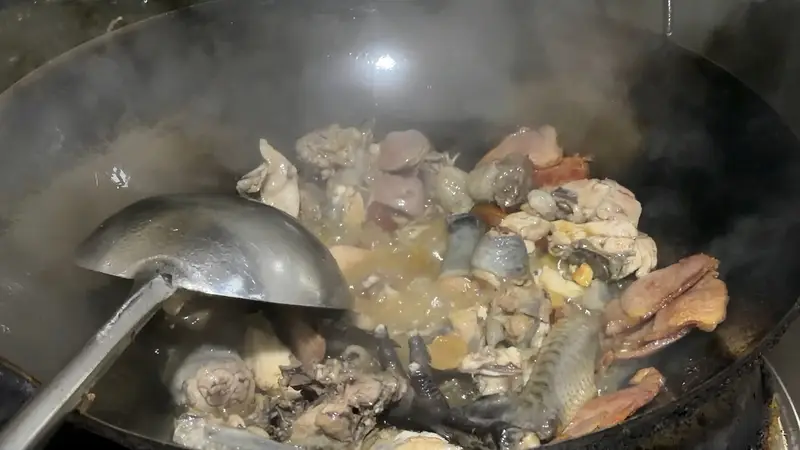 临沧凤庆县：雨季限定美食——红菌煮鸡