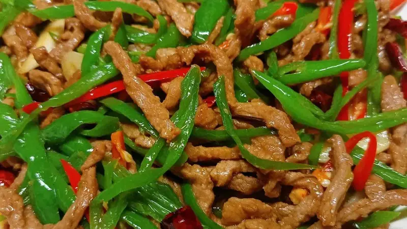 一盘青椒肉丝的亮点:肉丝嫩滑不柴的腌制妙招在这里