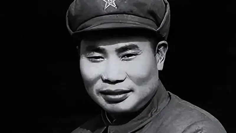 他是飞夺泸定桥的勇士，杨得志下乡来看他，县委却说：怀疑是特务