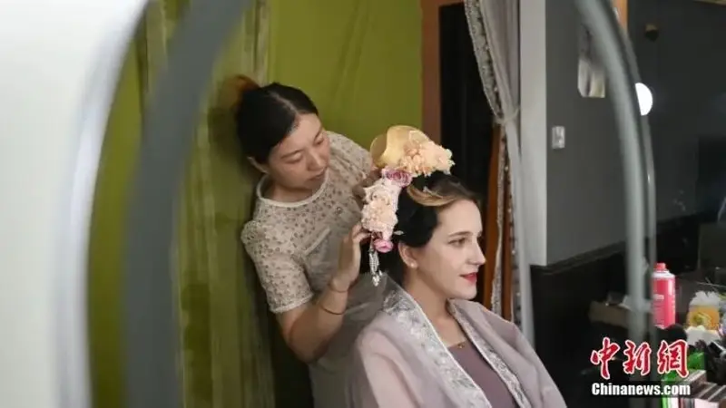 沉迷下乡的老外,让人上头的中国