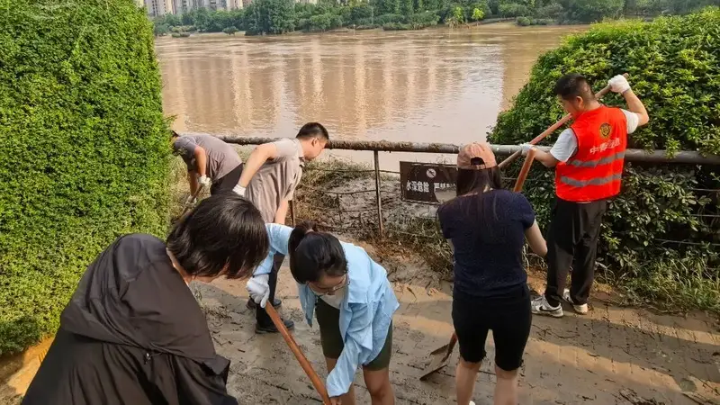 团市委开展沙澧河风景区清淤修复整治行动