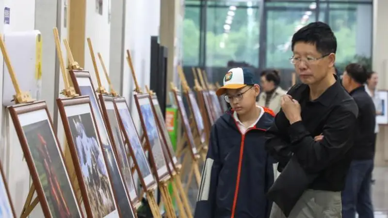 第六届梦幻青海湖生态摄影展在西宁开展