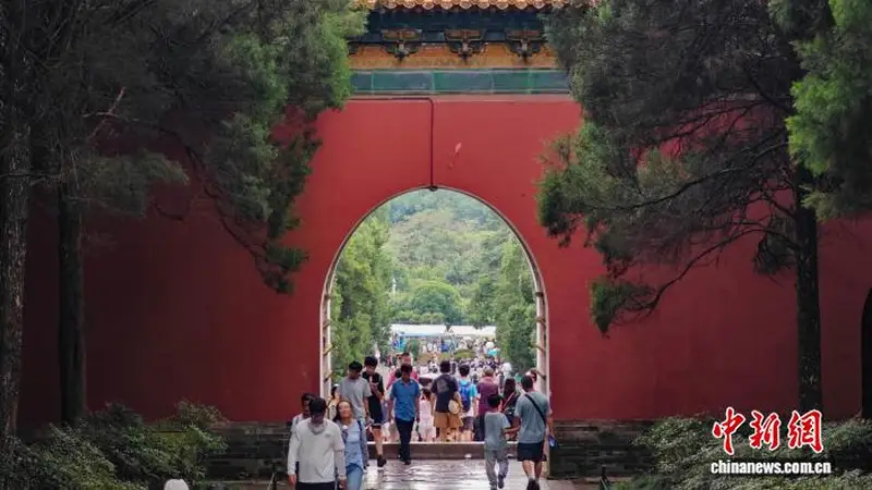 游客探访世界文化遗产南京明孝陵 触摸六百余年皇陵历史印记