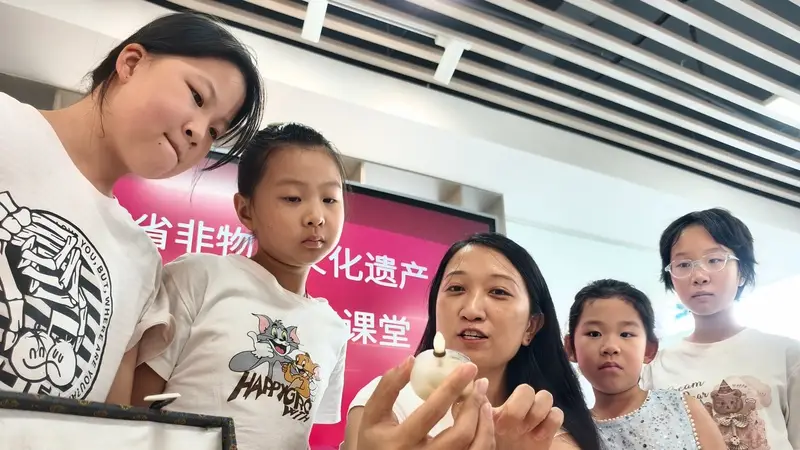 庐州内画非遗工作室在新华社区正式揭牌