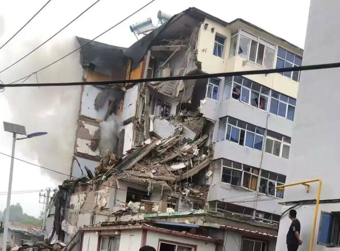辽宁葫芦岛一居民楼突发爆炸,楼体受损严重,多部门已到场处置,应急管理局:爆炸原因暂不清楚,现场正在进行搜救