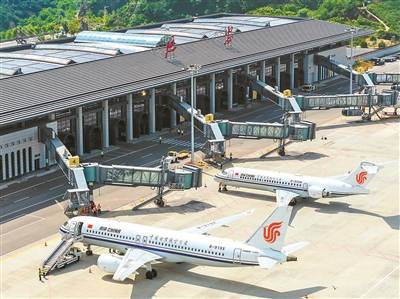 载旗C919首飞延安织就红色空中走廊